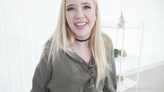 Встретил в лесу заплутавшую блондинку и привел домой потрахаться