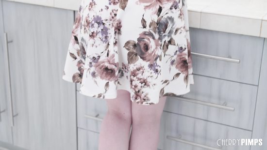 Рыженькая красотка спокойно обходится без мужика и мастурбирует киску