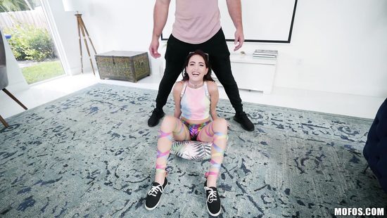 Сильный мужик развлекся с худенькой телкой и засадил ей в киску