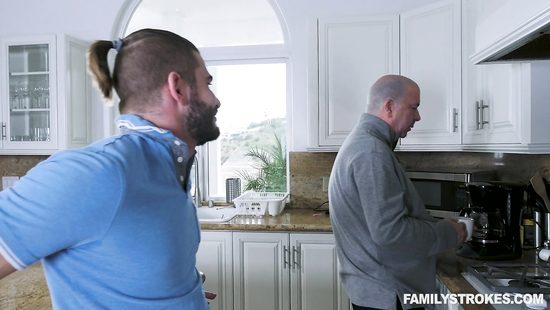 Брутальный самец поругался с отцом и в отместку трахнул его молодую любовницу