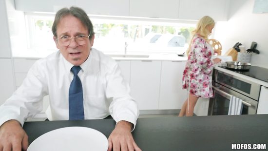 Молодая мачеха пробралась в комнату дрочащего парня и помогла пасынку кончить