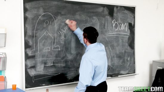 Педагог прямо в классе на столе отжарил стройную белокурую студентку