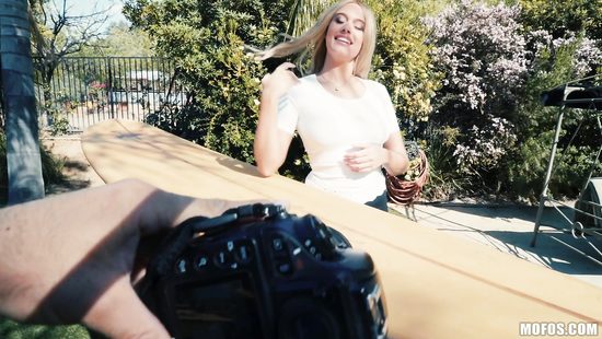 После фото сессии фотограф отодрал сочную белокурую модель здоровым членом