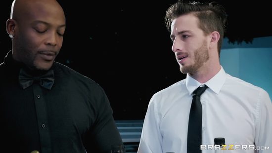 Богатые сучки на вечеринке соблазнили двух барменов