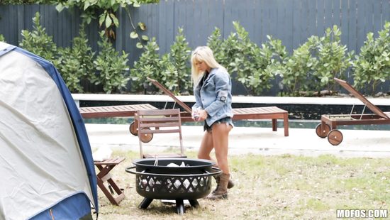 Домашний арест не повод отказываться от секса на заднем дворе дома