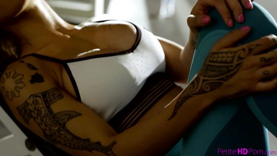 Фитоняшка после тренировки дала мускулистому тренеру прямо в спорт зале