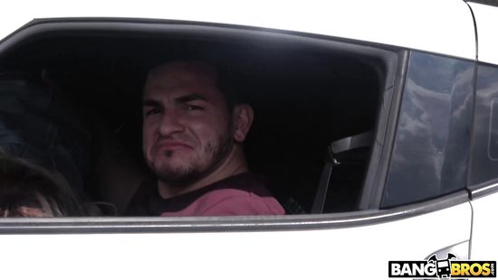 Любительница публичного секса шпилится с приятелем в самых разных местах