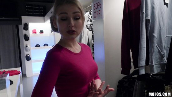 Покупатель развёл на секс за деньги красивую продавщицу в магазине