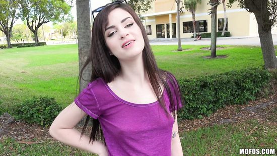 Раскрутил куколку на секс за деньги и поимел ее возле заброшенного склада