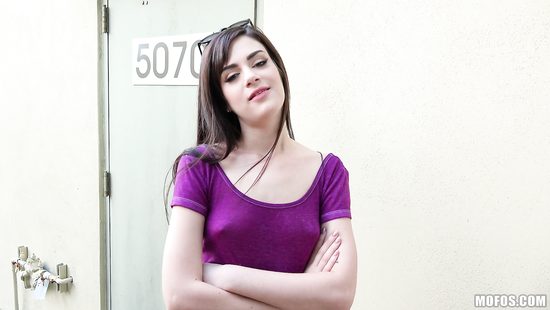 Раскрутил куколку на секс за деньги и поимел ее возле заброшенного склада