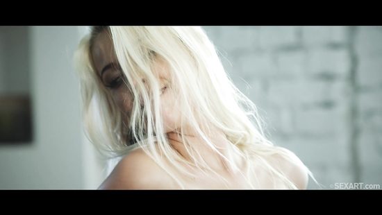 Роскошная супруга удивила мужа красивым бельём на сексуальном теле