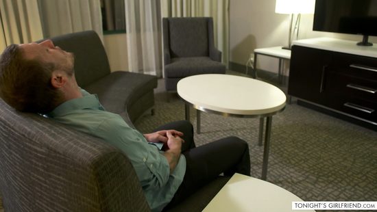 Муж изменщик трахает роскошную темноволосую проститутку