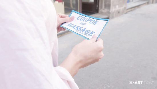 Мастер массажа начал процедуру с нежного куни и засадил стройной клиентке