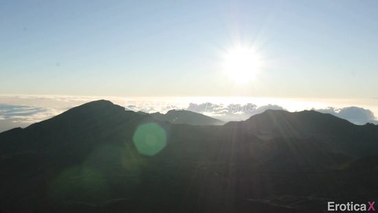 Взрослый курьер доставил покупки из магазина и мимоходом чпокнул заказчицу