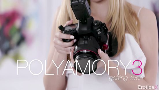 Продюсер после съёмок трахнул в позе наездницы девушку фотографа