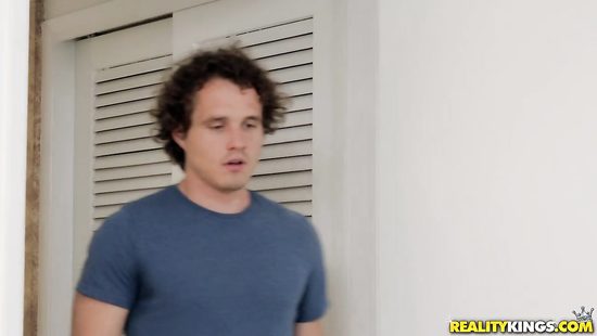 Кудрявый тип трахнул свою девушку и её сексуальную подругу