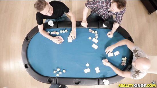 За карточный долг мужа красотка рассчиталась всеми своими дырками