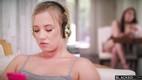 В летнюю жару блондинка соблазнила негра бутылкой пива и схватила его за член