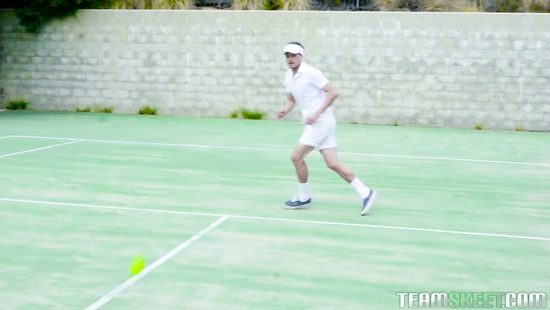 Отнёс домой травмированную теннисистку и сексом привел её в чувство