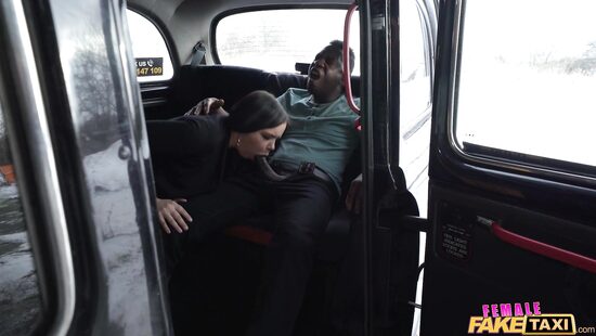 Женский пикап в такси
