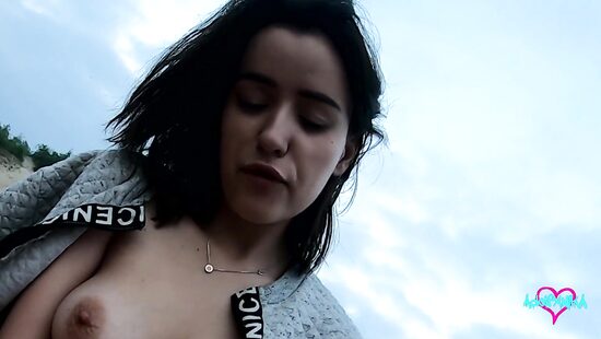 Утешительный приз для киски на пляже