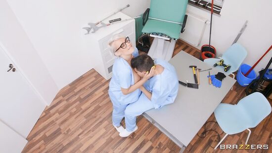 Развратной медсестричке хочется приключений