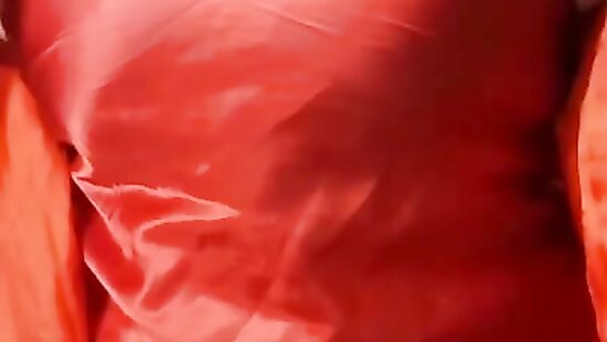 между сисек