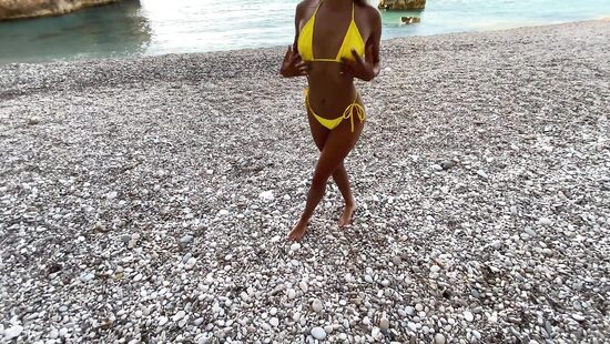 Пустынный пляж толкает к интиму