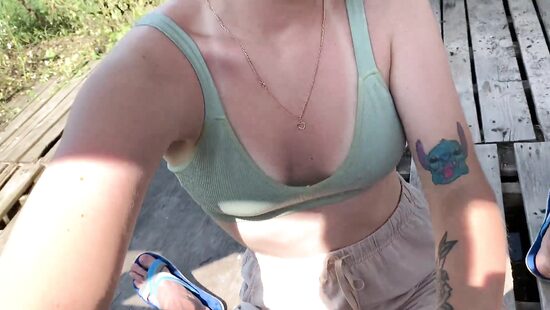 Хорошо в деревне летом, девки радуют минетом