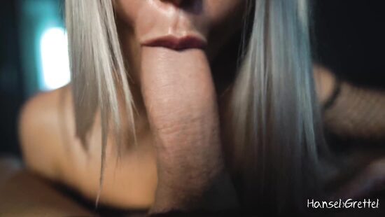 Истекающая спермой