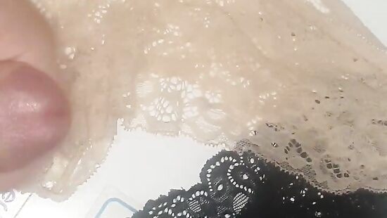 Нашел трусики мамы друга  и кончил на них