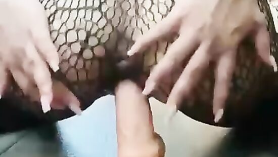 Трахаю себя в киску своей игрушкой