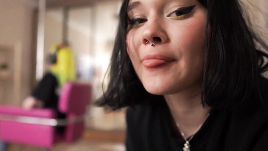 Подруга вообще ничего не видит?