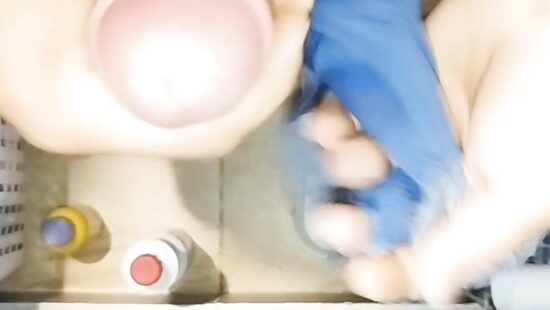 Кончает на трусики мамы