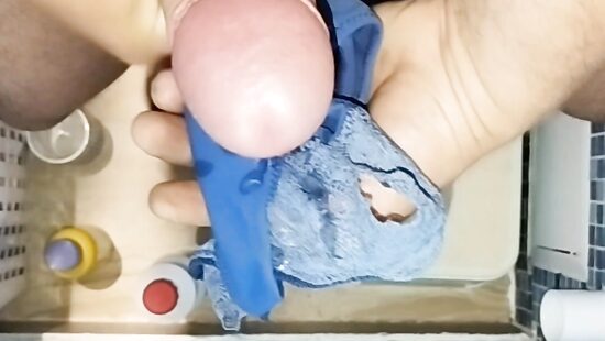 Кончает на трусики мамы