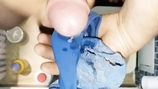 Кончает на трусики мамы