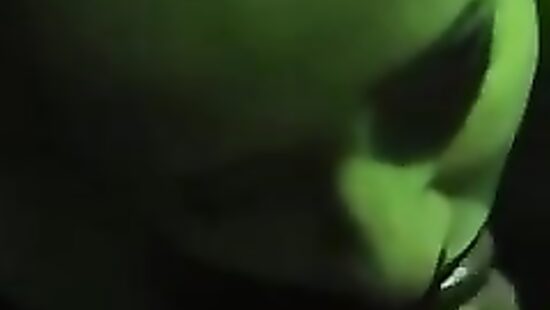 Подруга сочно отсосала в клубе.