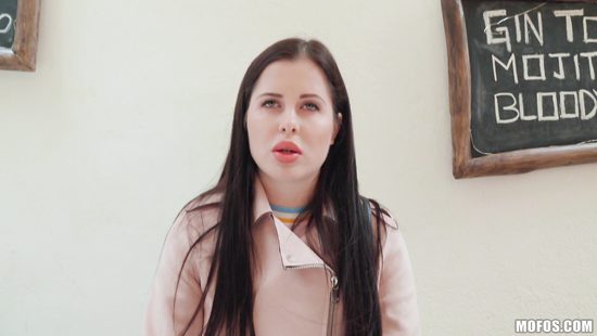 Наивная брюнетка за деньги дала пикаперу поиметь себя прямо в уличном кафе