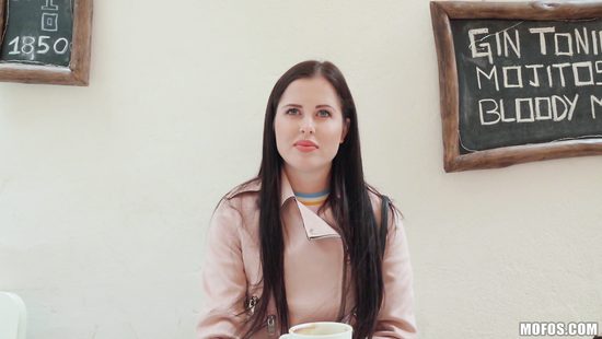 Наивная брюнетка за деньги дала пикаперу поиметь себя прямо в уличном кафе