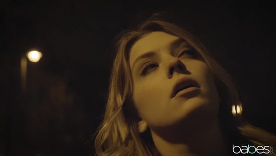 Семейная пара приняла на работу молодую девку специально для группового траха