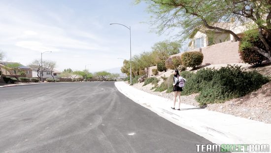 Встретил темноволосую студентку с колледжа и сразу повез трахаться домой