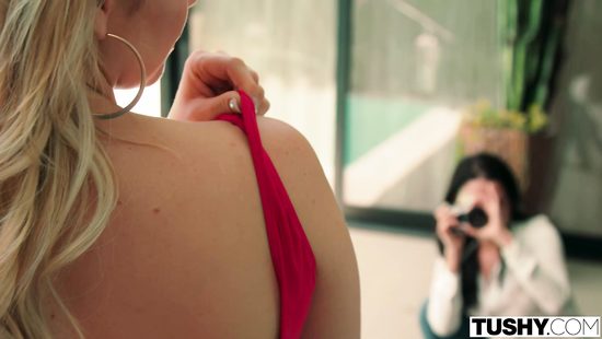 Случайно увидел ласки лесбиянок у бассейна и отодрал девчонок в попки