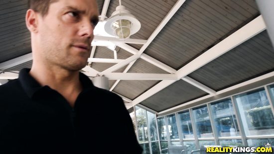 Таксист снял на вокзале грудастую тёлку и трахнул её на природе