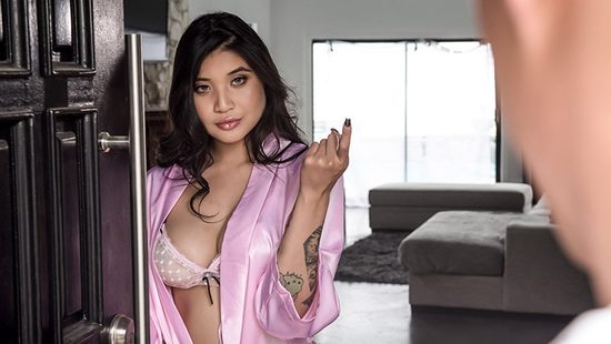 Не верная жена отдалась плотнику прямо в новом шкафу