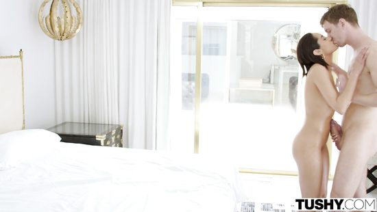 Русский член по самые яйца проник в очко стройной брюнетки