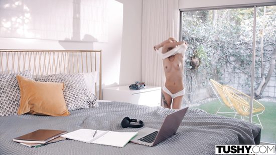 Две сестрёнки пришли в гости к взрослому самцу и устроили анальную групповуху