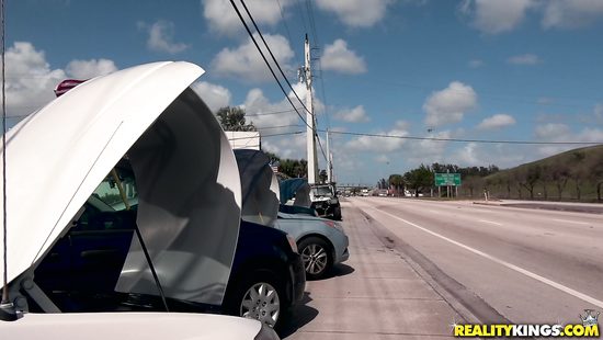 Зрелая американка рассчитывается за проезд сексом на природе