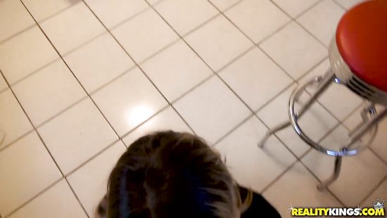 Приболтал симпатичную блондину на перепих за деньги и трахнул её