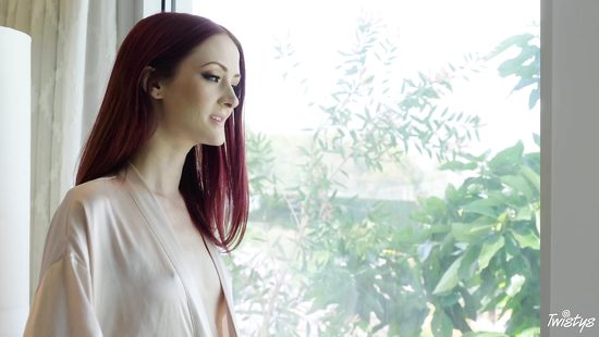 Игривая худышка с маленькими сисями напросилась на утренний секс