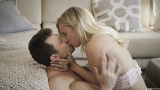 Довёл красивую блондинку до оргазма и кончил ей во влагалище